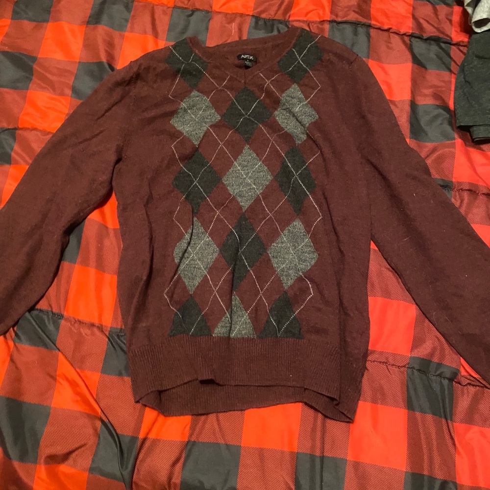 Men’s maroon sweater